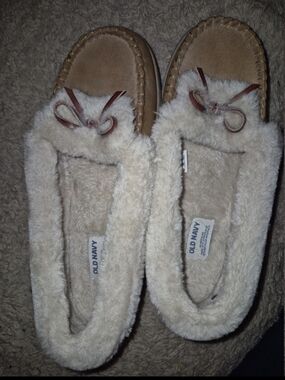 Old Navy Women's Cream Sherpa-Lined Moccasin Slippers